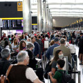 ロンドンのヒースロー空港の旅行者＝6月（ロイター＝共同）