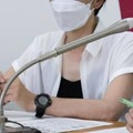 記者会見する「パタゴニア」日本支社の労組代表＝13日午前、札幌市