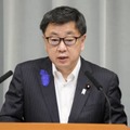 記者会見する松野官房長官＝14日午前、首相官邸