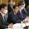 「物価・賃金・生活総合対策本部」の会合であいさつする岸田首相（左から2人目）＝15日午前、首相官邸