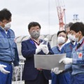 東京電力福島第1原発を視察し、説明を受ける松野官房長官（左から2人目）＝16日午前（代表撮影）