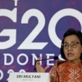 記者会見するG20議長国インドネシアのムルヤニ財務相＝16日、インドネシア・バリ島（AP＝共同）