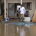 大雨の影響で浸水した自宅の掃除をする男性。家屋は床上1メートルまで水に漬かり、冷蔵庫やテレビなどの家電製品が壊れたという。「この7年で3回目の被害。堤防をしっかりと整備してほしい」と訴えた＝17日午前、宮城県大崎市