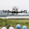 企業の関係者らに披露された「空飛ぶクルマ」のデモフライト＝18日午前、兵庫県尼崎市