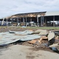竜巻とみられる突風でトタン屋根が飛ばされた倉庫＝18日午前、埼玉県深谷市