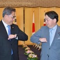 韓国の朴振外相（左）との会談に臨む林外相＝18日午後、東京都港区の飯倉公館（代表撮影）