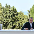 天然ガス輸出入の覚書に調印するEUのフォンデアライエン欧州委員長（左）とアゼルバイジャンのアリエフ大統領＝18日、バクー（アゼルバイジャン大統領府提供・ゲッティ＝共同）