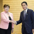 IMFのゲオルギエワ専務理事（左）と面会した岸田首相＝19日午前、首相官邸