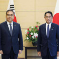 会談に臨む岸田首相（右）と韓国の朴振外相＝19日午後、首相官邸（内閣広報室提供）