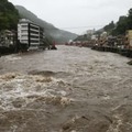 大雨の影響で水位が増し、茶色く濁った大分県日田市の玖珠川＝19日午前10時14分