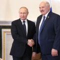 握手するロシアのプーチン大統領（左）とベラルーシのルカシェンコ大統領＝6月、ロシア・サンクトペテルブルク（タス＝共同）