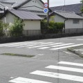 幼稚園児の列に乗用車が突っ込んだ現場＝20日午前、静岡県吉田町