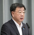 記者会見する松野官房長官＝20日午前、首相官邸