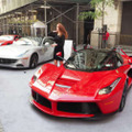 フェラーリのハイブリッド車「ラ　フェラーリ」（手前）＝2015年10月、米ニューヨーク（共同）