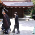 明治天皇百十年祭に際し、明治神宮を参拝される秋篠宮ご夫妻＝21日午後、東京都渋谷区（代表撮影）