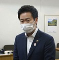 取材に応じる大阪府泉南市の山本優真市長＝21日午後、泉南市役所