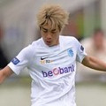 ヘンク伊東純也、開幕戦で早速アシスト！「股抜きクロス」がこれ