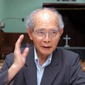 インタビューに答える金城重明さん＝2007年6月