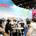 大勢の見物客が訪れた「香港書展」の「日本館」＝20日、香港（NNA＝共同）