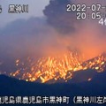 噴火発生時の鹿児島・桜島＝24日夜（国交省大隅河川国道事務所の動画から）
