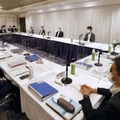 東京都内で開かれた中央最低賃金審議会の小委員会＝25日午後