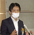 記者会見する名古屋市教育委員会の坪田知広教育長＝26日、名古屋市役所