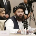 26日、ウズベキスタンの首都タシケントで行われた国際会議で演説するアフガニスタンのムッタキ外相（共同）