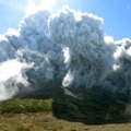 御嶽山が噴火し、頂上付近を覆う噴煙＝2014年9月27日（登山者提供）