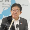 閣議後に記者会見する金子総務相＝29日午前、総務省