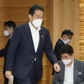臨時閣議に臨む岸田首相（左）＝29日午後、首相官邸