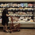 27日、米ニューヨークのスーパーで買い物をする男性（AP＝共同）