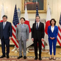 日米経済政策協議委員会の初会合に臨む日米の4閣僚＝29日、ワシントン（経産省提供・共同）
