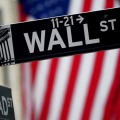 米ニューヨーク・ウォール街の標識（ロイター＝共同）
