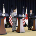 29日、米ワシントンで開かれた日米経済政策協議委員会（経済版2プラス2）後の共同記者会見（共同）