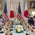 米ワシントンで会談する林外相（右手前から2人目）とブリンケン米国務長官（左手前から2人目）＝29日（外務省提供・共同）