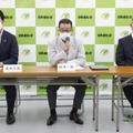 日本維新の会の臨時党大会で、あいさつする松井一郎代表。左は藤田文武幹事長、右は馬場伸幸共同代表＝30日午後、大阪市