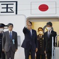 NPT再検討会議に出席するため、米ニューヨークへ出発する岸田首相（中央）＝31日夕、羽田空港