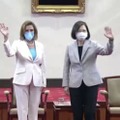 台湾総統府で会談に臨む蔡英文総統（右）とペロシ米下院議長＝3日、台北（ロイター＝共同）