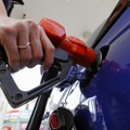 東京都内のガソリンスタンドで給油する人＝3月