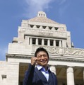 国会に初登院しポーズをとる参政党の神谷宗幣参院議員＝3日午前8時55分