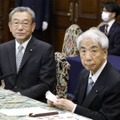 国会内で記者会見に臨む、参院の尾辻秀久議長（手前）と長浜博行副議長＝3日午後