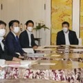 国会内で開かれた、政府と与野党の新型コロナウイルス対策に関する連絡協議会＝4日午前