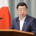 記者会見する松野官房長官＝5日午前、首相官邸