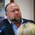 米テキサス州の裁判所で質問に答える政治評論家のアレックス・ジョーンズ氏＝3日（ロイター＝共同）