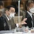 被爆者団体代表らとの面会で発言する岸田首相（左）＝6日午前10時46分、広島市