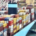 中国山東省青島市の港に停泊するコンテナ船＝7月（新華社＝共同）