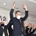 長野県知事選で4選を決め、万歳する阿部守一氏＝7日夜、長野市