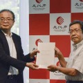文化系部活動に関する提言を手渡す有識者会議座長の北山敦康静岡大名誉教授（右）＝9日午後、東京都千代田区
