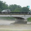大雨で増水した岩木川＝9日午後、青森県弘前市