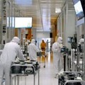 半導体を製造するクリーンルームで働く従業員ら＝4月、米ミネソタ州（ロイター＝共同）